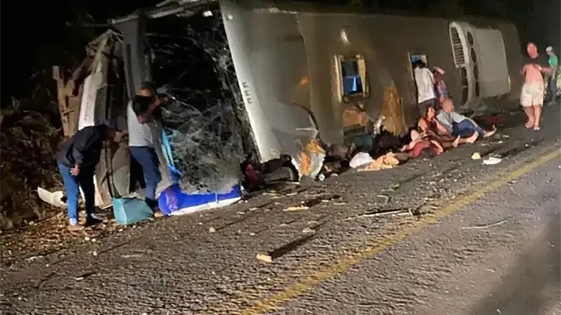 Al menos quince muertos en un accidente de autob&uacute;s con peregrinos en Brasil