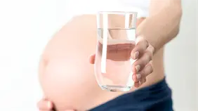 Deshidrataci&oacute;n en el embarazo puede provocar parto prematuro, advierte especialista