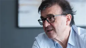 Javier Cercas dice que El loco de Dios en el fin del mundo lo cambi&oacute; de arriba abajo