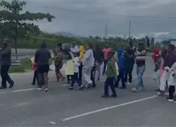 Residentes de Monte Adentro reclaman puente peatonal e iluminaci&oacute;n en la Circunvalaci&oacute;n de Santo Domingo