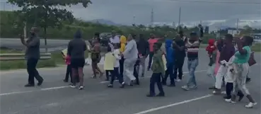 Residentes de Monte Adentro reclaman puente peatonal e iluminaci&oacute;n en la Circunvalaci&oacute;n de Santo Domingo