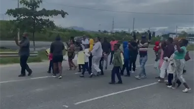 Residentes de Monte Adentro reclaman puente peatonal e iluminaci&oacute;n en la Circunvalaci&oacute;n de Santo Domingo