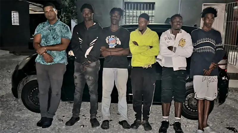 En Azua, el Ej&eacute;rcito intercepta conductor que transportaba haitianos indocumentados