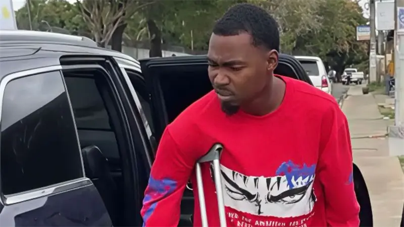 Se entrega joven acusado de ordenar tiroteo en Monte Plata