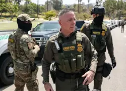 Trump dice que se podr&iacute;a usar un enfoque un poco m&aacute;s suave en los operativos migratorios