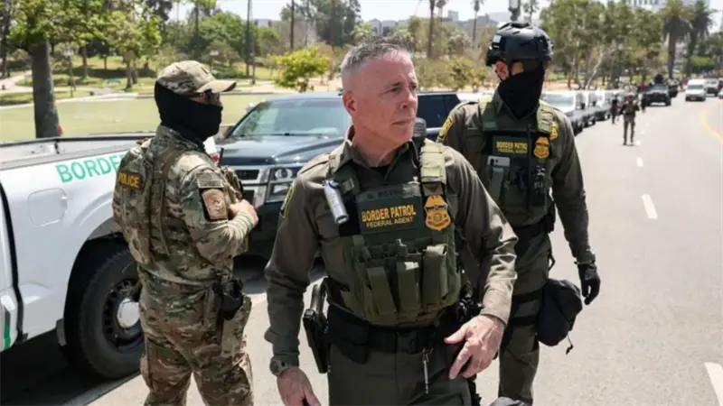 Trump dice que se podr&iacute;a usar un enfoque un poco m&aacute;s suave en los operativos migratorios