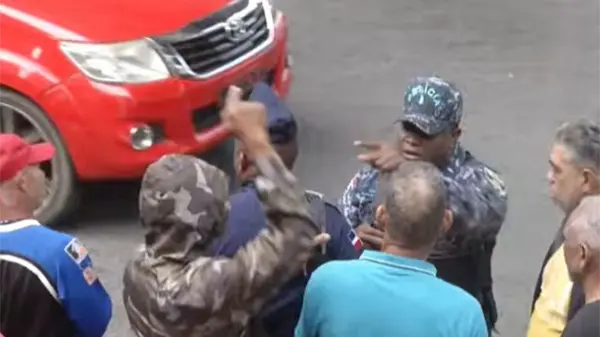 PN lanza bomba lacrim&oacute;gena durante protesta por falta de agua en Villa Mella