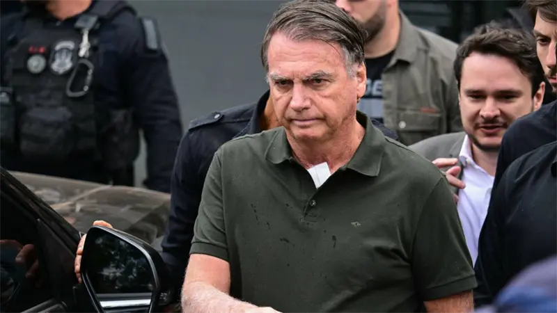 Bolsonaro vuelve a sufrir v&oacute;mitos y crisis de hipo en prisi&oacute;n, seg&uacute;n sus abogados