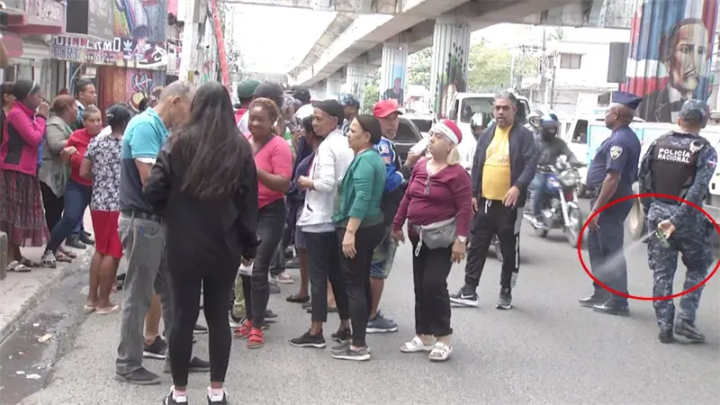 Denuncian uso de la fuerza en manifestaci&oacute;n pac&iacute;fica en Villa Mella