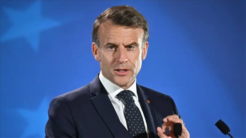 Macron pide informes sobre impacto de videojuegos e IA en salud mental de menores