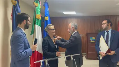 Embajador de Italia otorga distinci&oacute;n a Elisabetta Copetti en Las Terrenas