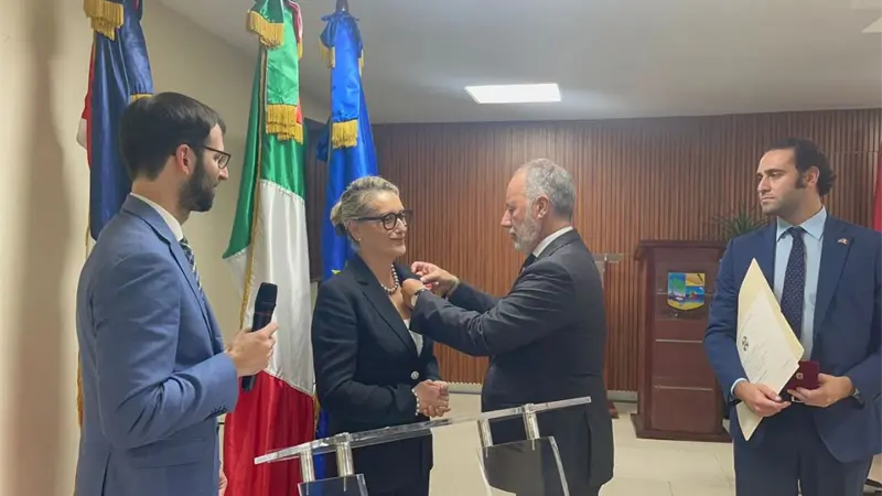 Embajador de Italia otorga distinci&oacute;n a Elisabetta Copetti en Las Terrenas