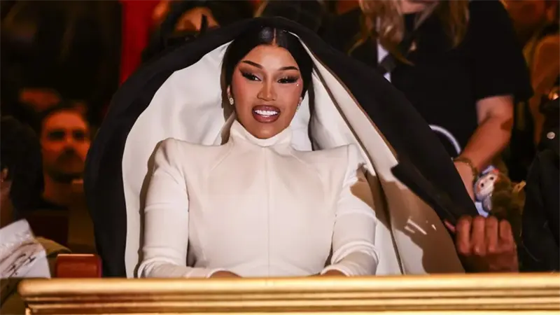 Cardi B, la invitada favorita de aficionados para acompa&ntilde;ar a Bad Bunny en el Super Bowl