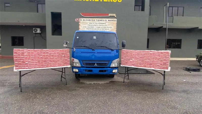 Ej&eacute;rcito ocupa cami&oacute;n con 150 mil cigarrillos en Montecristi