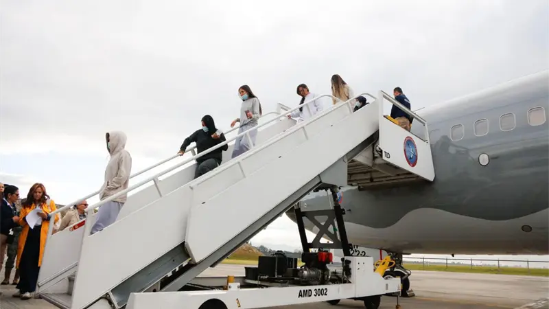 Colombia recibe a 101 connacionales deportados de EE.UU. en un vuelo humanitario
