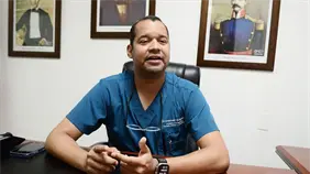 Landr&oacute;n remueve al director del hospital Gautier en visita sorpresa