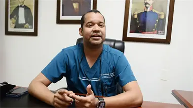 Landr&oacute;n remueve al director del hospital Gautier en visita sorpresa