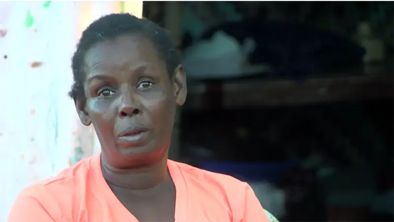 Entre la escasez y la resistencia: una madre lucha por alimentar y proteger a su familia