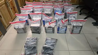 Interceptan lancha con 136 paquetes de presunta coca&iacute;na La Altagracia; arrestan a tres hombres