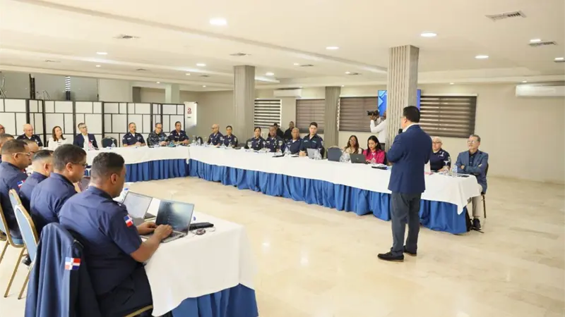 Polic&iacute;a Nacional realiza taller "mesas de valores: transformando la cultura"