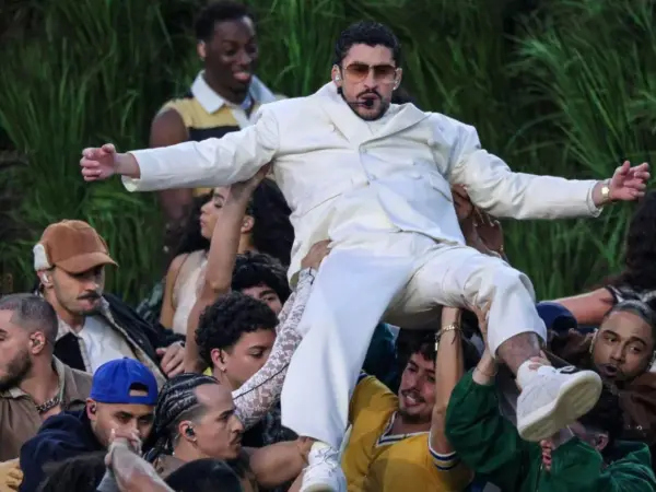 Bad Bunny visti&oacute; un conjunto dise&ntilde;ado por Zara durante el espect&aacute;culo del Super Bowl