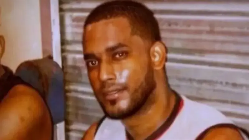 Vecinos exigen apresar a la esposa de joven asesinado a machetazos en Santo Domingo Este