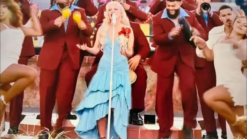 Un vestido dominicano y una Flor de Maga: Lady Gaga reivindica lo latino en la Super Bowl
