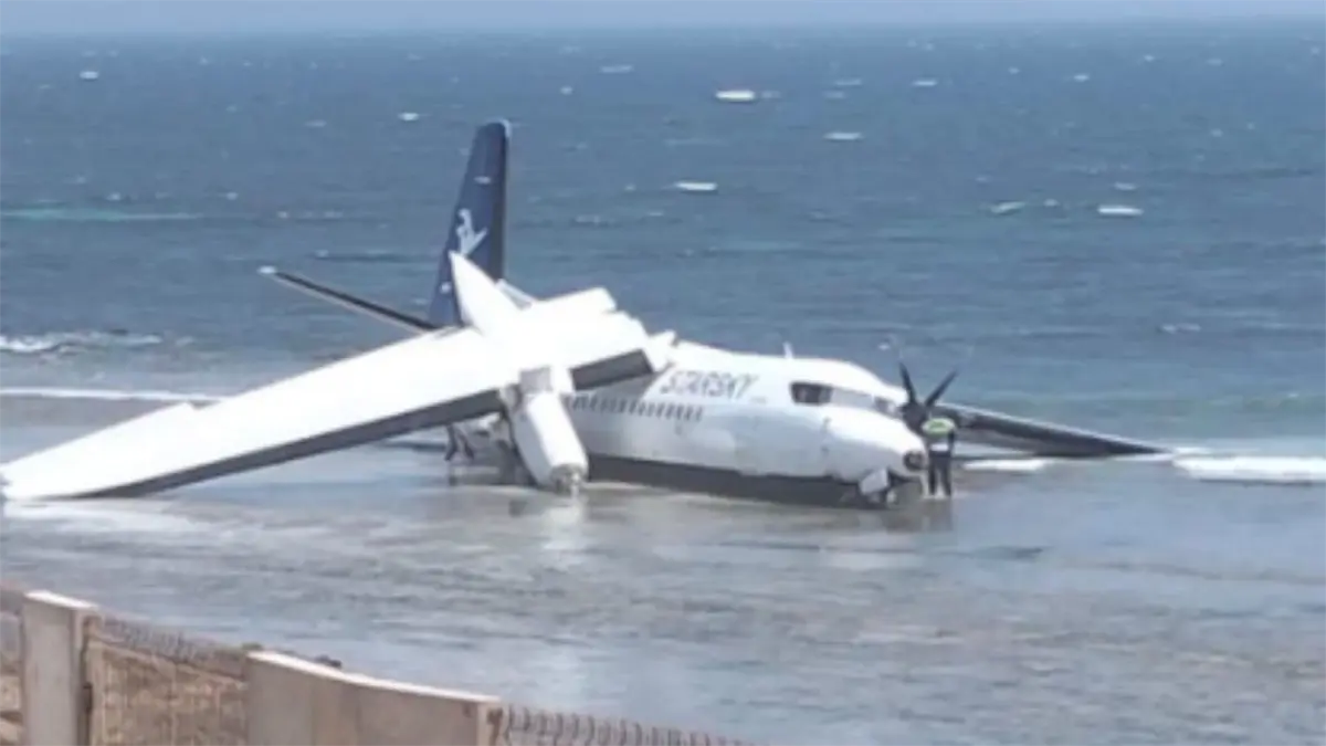 Avión con 55 personas se estrella en playa de Mogadiscio, Somalia, sin causar víctimas.