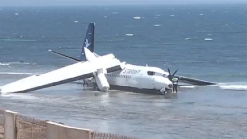 Avi&oacute;n con 55 personas se estrella en playa somal&iacute; sin v&iacute;ctimas