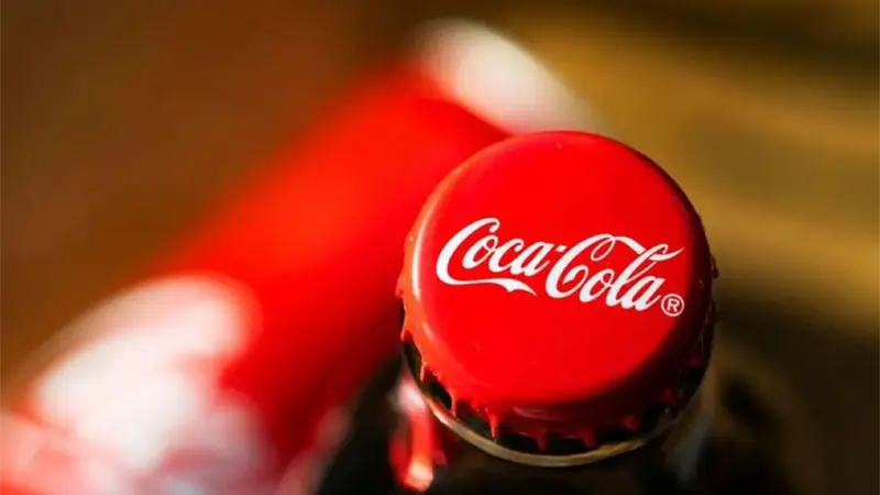 Coca-Cola gan&oacute; 13,107 millones de d&oacute;lares en 2025, un 23,29 % m&aacute;s que el a&ntilde;o previo