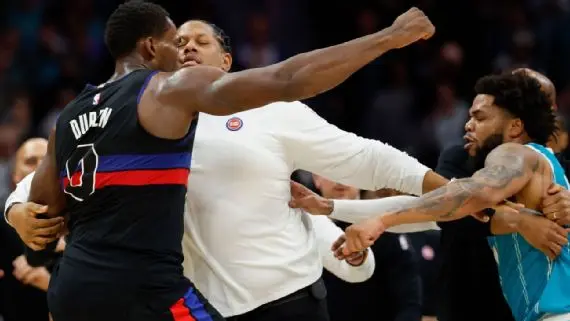 Tremenda pelea entre Pistons y Hornets en partido de la NBA deja cuatro jugadores expulsados
