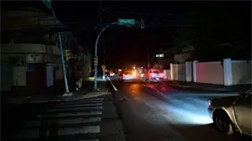 Calles a oscuras y agua desperdiciada ponen en riesgo a comunitarios