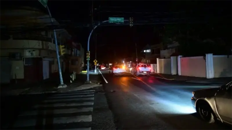 Calles a oscuras y agua desperdiciada ponen en riesgo a comunitarios