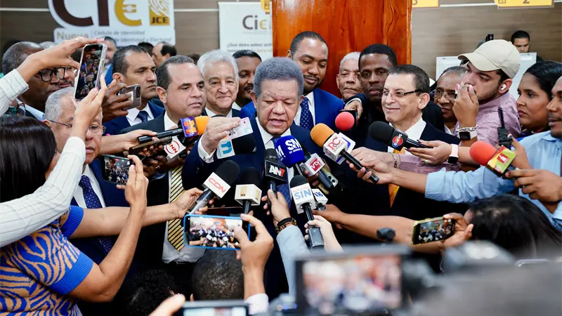 Leonel Fern&aacute;ndez muestra su nueva c&eacute;dula y afirma: "es la prueba de que el sistema funciona"