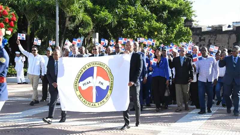 Hermandad de Veteranos realiza dep&oacute;sito de ofrenda floral en el Altar de la Patria