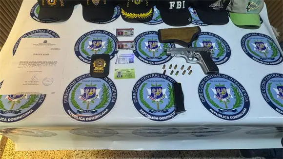 Arrestan en La Vega a hombre con arma ilegal y pertrechos militares sin documentos