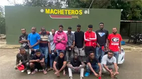 Ej&eacute;rcito intercepta dos veh&iacute;culos con 26 nacionales haitianos en condici&oacute;n migratoria irregular en Valverde