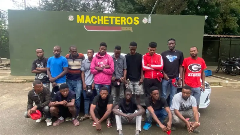 Ej&eacute;rcito intercepta dos veh&iacute;culos con 26 nacionales haitianos en condici&oacute;n migratoria irregular en Valverde