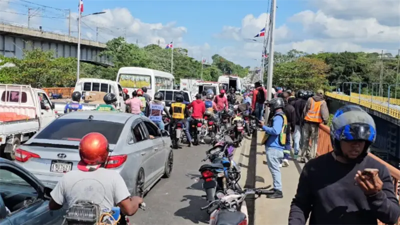 Motorista cae al r&iacute;o Isabela tras choque m&uacute;ltiple en puente de Villa Mella; contin&uacute;a desaparecido