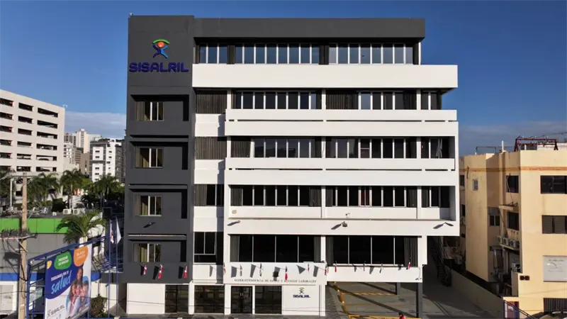 Sisalril eleva a RD$1.3 millones la cobertura por accidentes de tr&aacute;nsito y ajusta topes del Seguro Familiar de Salud