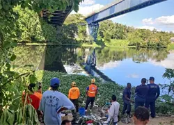 Buscan motorista que cay&oacute; al r&iacute;o Isabela tras accidente en Villa Mella