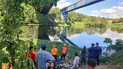 Buscan motorista que cay&oacute; al r&iacute;o Isabela tras accidente en Villa Mella