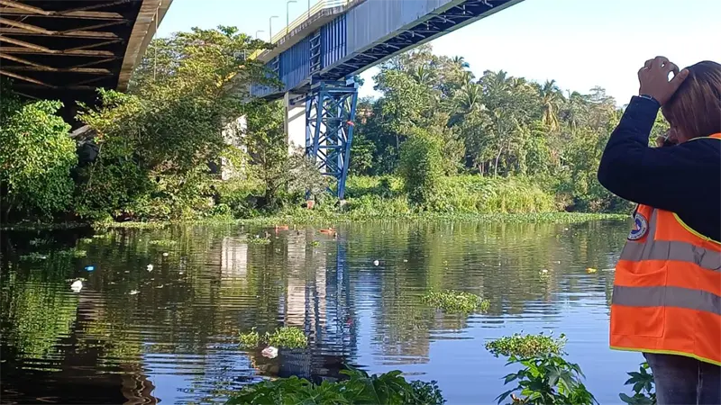 Buzos buscan motorista que cay&oacute; al r&iacute;o Isabela tras accidente en el puente Jacinto Peynado