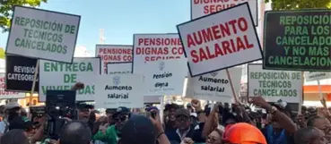 Decenas de profesionales agropecuario marchan al Palacio Nacional