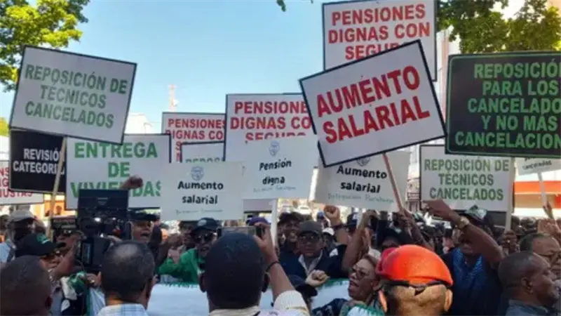 Decenas de profesionales agropecuario marchan al Palacio Nacional
