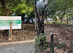 Residente de Serrall&eacute;s exige acceso libre a estacionamientos de parque p&uacute;blico