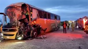 Cinco muertos y 25 heridos al chocar un autob&uacute;s y un tractocami&oacute;n en el norte de M&eacute;xico