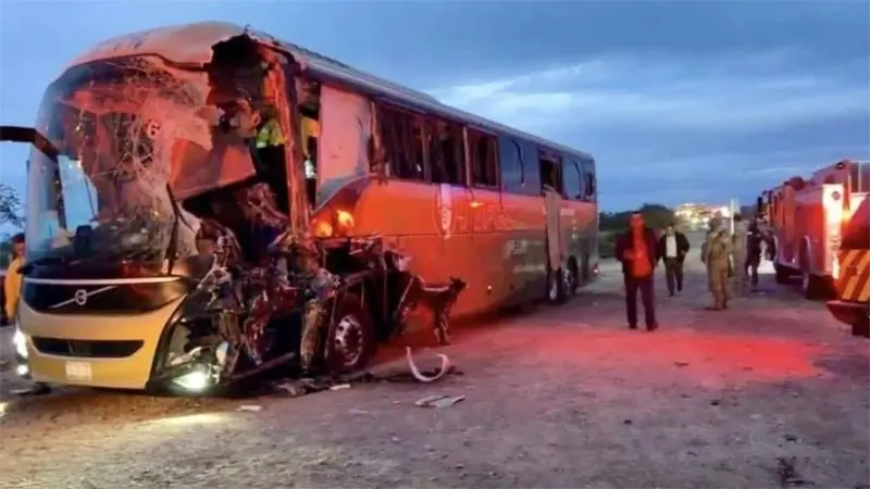 Cinco muertos y 25 heridos al chocar un autob&uacute;s y un tractocami&oacute;n en el norte de M&eacute;xico
