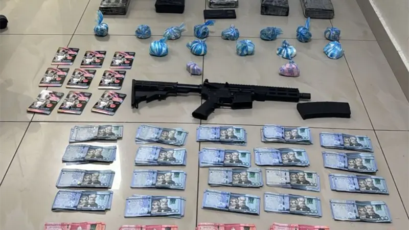 Apresan hombre con fusil, RD$500 mil y presunta droga en el Distrito Nacional
