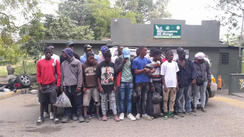 Ej&eacute;rcito intercepta camioneta con 19 haitianos en condici&oacute;n migratoria irregular en Guayub&iacute;n